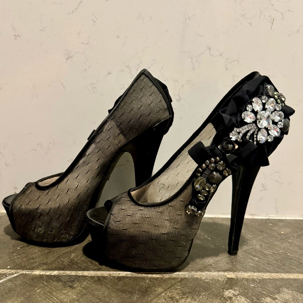 Wild Pair "ANDIE" 90's
Rhinestone peep toe stiletto
Black mesh size 7
